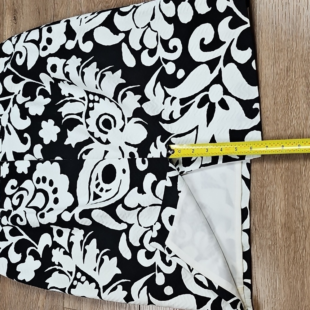 Talbots Textured Cotton Black & White Bold Floral Print Knee Length Pencil Skirt - Picture 14 of 14